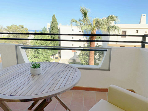 Balcony: View to sea, beach, city and mountain