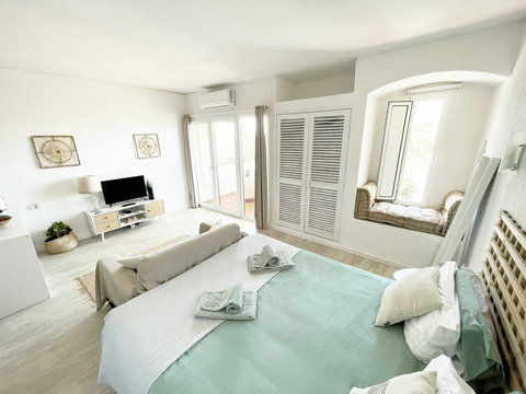 Studio: Sideview from queen bed.