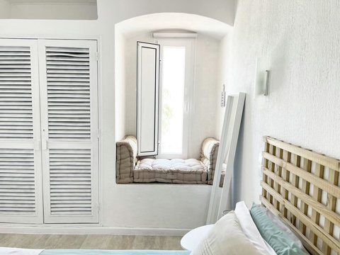 Studio: Front view to lid window and reading corner.