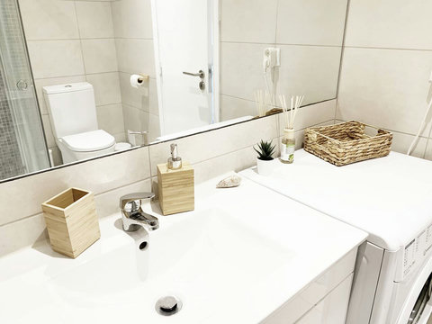 Bathroom: Sideview to basin