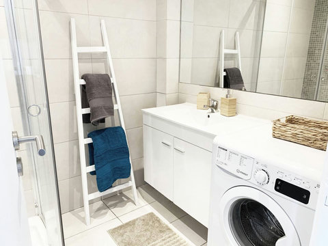 Bathroom: Entry view