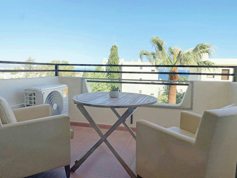 Balcony: View to sea, beach, city and mountain