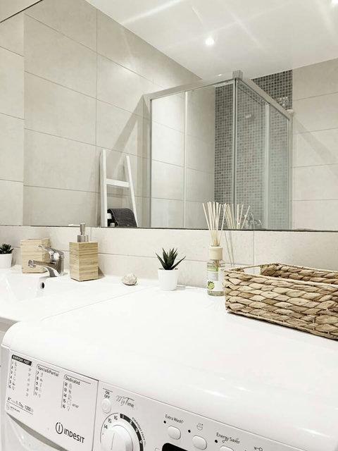 Bathroom: Sideview to basin