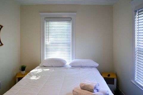 Bedroom three queen bed