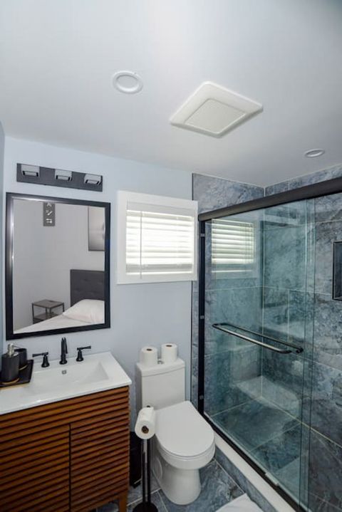 Full Bathroom 2
