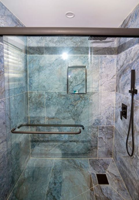Full Bathroom 2