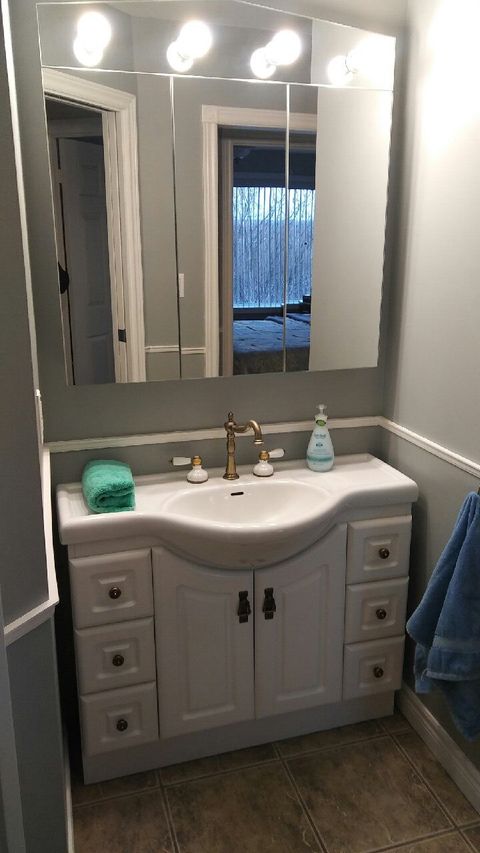 Main Bathroom (Upstairs)