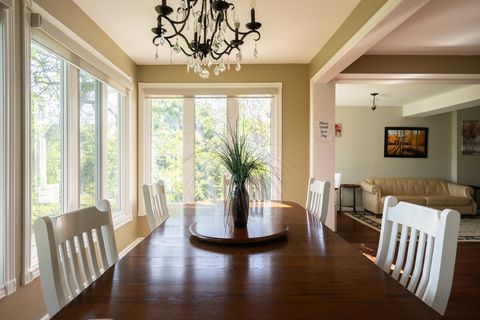 Dining Area (Open Concept)