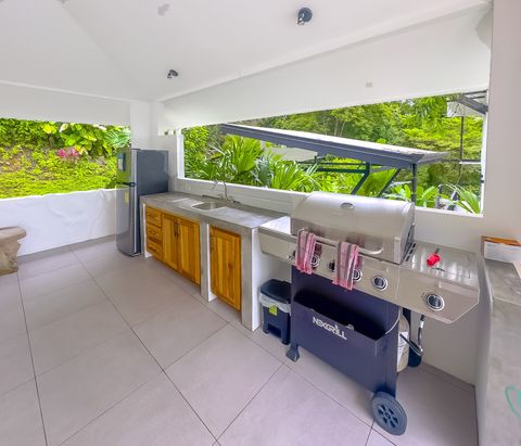 Outdoor Kitchen: Sizzle up fun meals with a view! Grill, fridge, and jungle vibes await your feast.