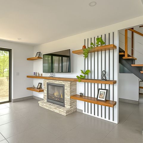 Living Room: Modern elegance with a stunning fireplace, perfect for relaxing evenings!