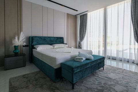 Bedroom 1 with a king bed (Ground floor)