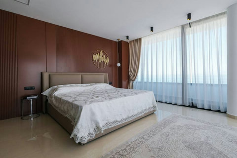 Bedroom 3 with a king bed (First floor)