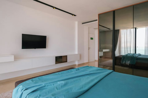 Bedroom 2 with a king bed  (First floor)