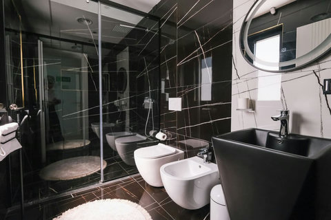 Bathroom 2 (Ensuite to bedroom 2 | First floor)