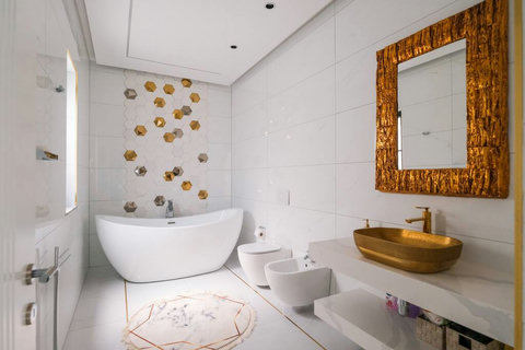 Bathroom 1 (Ground floor)