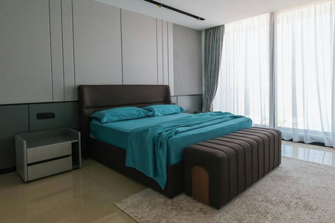 Bedroom 2 with a king bed  (First floor)