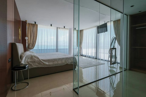 Bedroom 3 with a king bed (First floor)