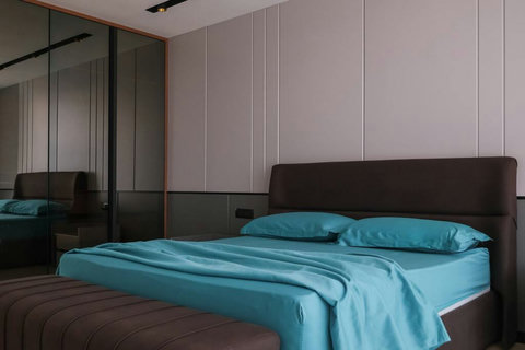 Bedroom 2 with a king bed  (First floor)