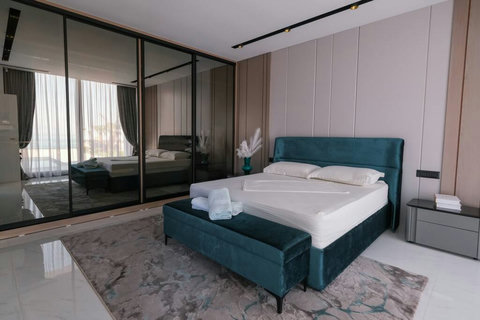 Bedroom 1 with a king bed (Ground floor)