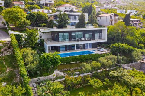 View of the villa (West)