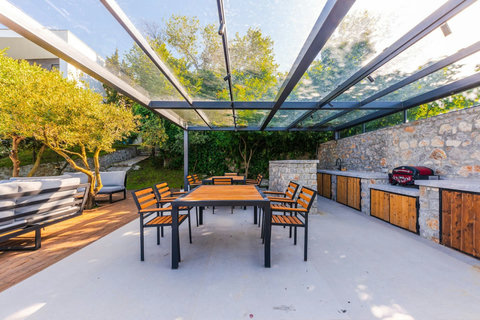 Outdoor Dining Area & BBQ