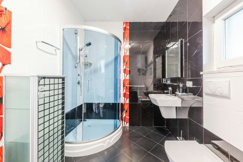 Bathroom 3 (Ensuite to Bedroom 3 | Ground floor)