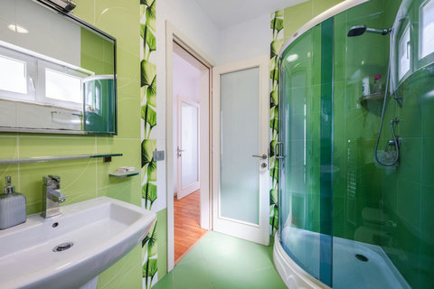 Bathroom 2 (First floor)