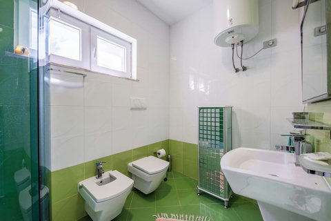 Bathroom 2 (First floor)
