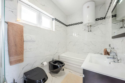 Bathroom 1 (Ensuite to Bedroom 1 | First floor)