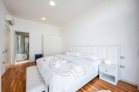 Bedroom 1 - Double Room (King Size | First Floor)