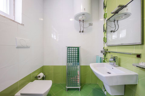 Bathroom 2 (First floor)