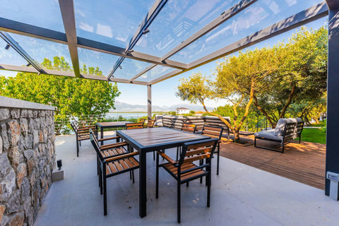 Outdoor Dining Area & BBQ