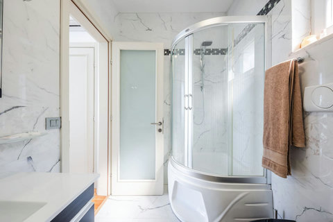 Bathroom 1 (Ensuite to Bedroom 1 | First floor)