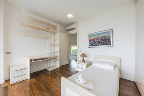 Bedroom 4 with a single bed (First floor)