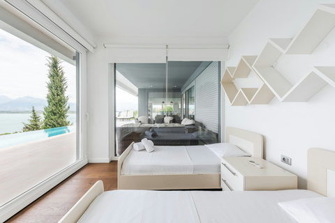 Bedroom 2 with two double beds (First floor)