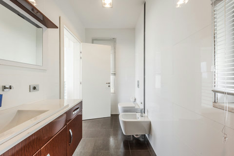 Bathroom 1 (Ensuite to bedroom 1)