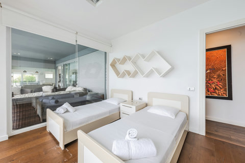 Bedroom 2 with two double beds (First floor)