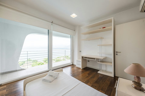 Bedroom 4 with a single bed (First floor)