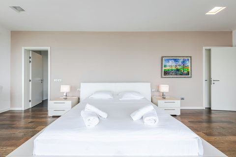 Bedroom 1 with a king bed  (First floor)