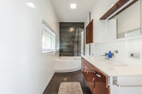 Bathroom 1 (Ensuite to bedroom 1)