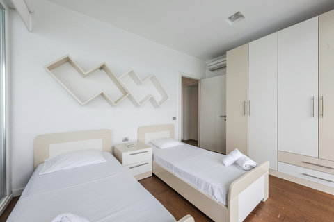 Bedroom 2 with two double beds (First floor)