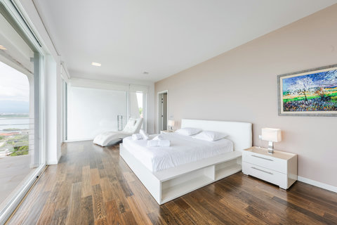 Bedroom 1 with a king bed  (First floor)