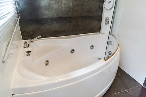 Bathroom 1 (Ensuite to bedroom 1)