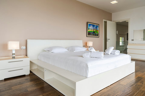 Bedroom 1 with a king bed  (First floor)