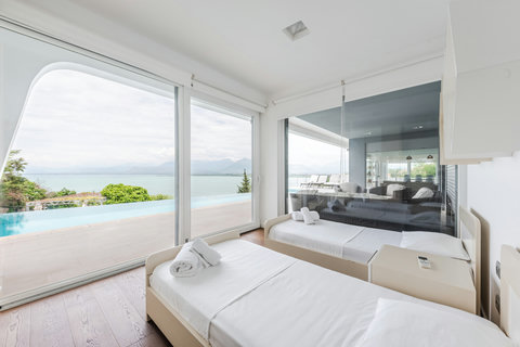 Bedroom 2 with two double beds (First floor)