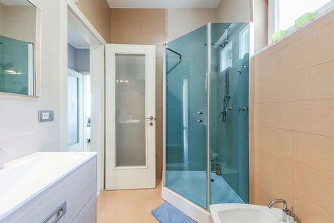 Bathroom 2 (First floor)