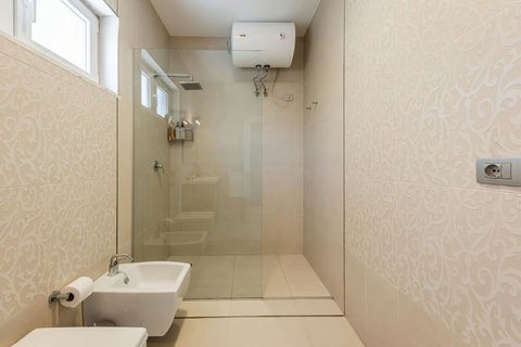 Bathroom 1 (Ensuite to Bedroom 1 | First floor)