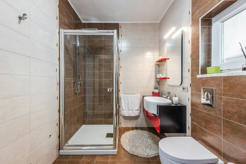 Bathroom 3 (Ensuite to Bedroom 3 | Ground floor)