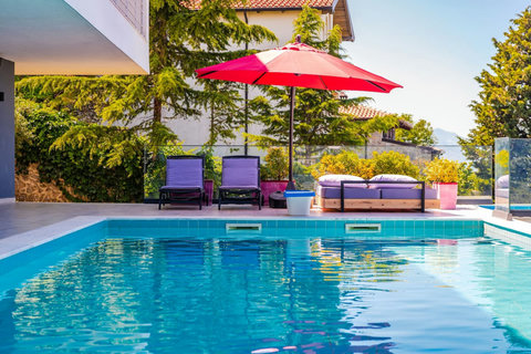 Pool & Jacuzzi Details