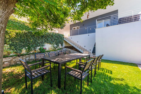 Outdoor Dining Area & BBQ